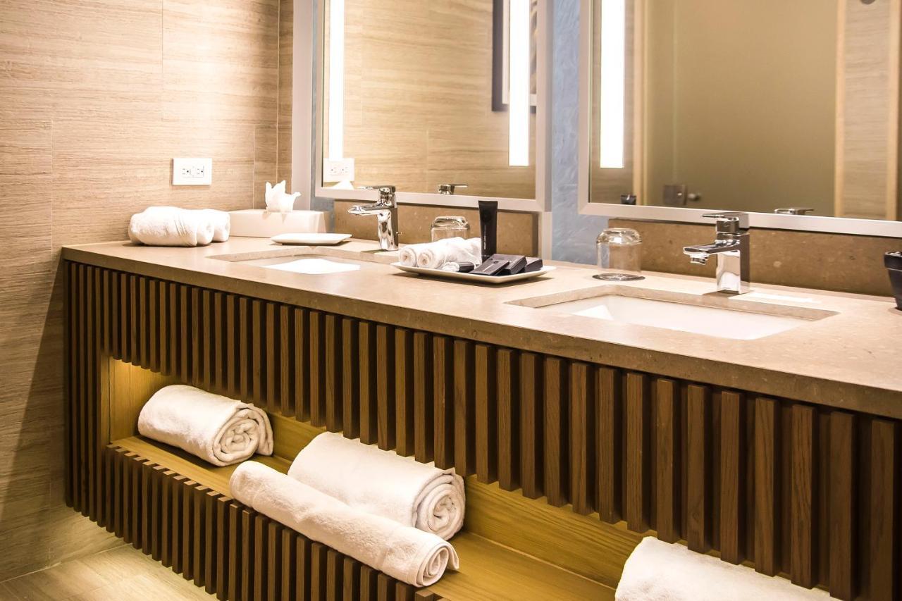 Deluxe Partial Ocean View King,763875619:JPEG